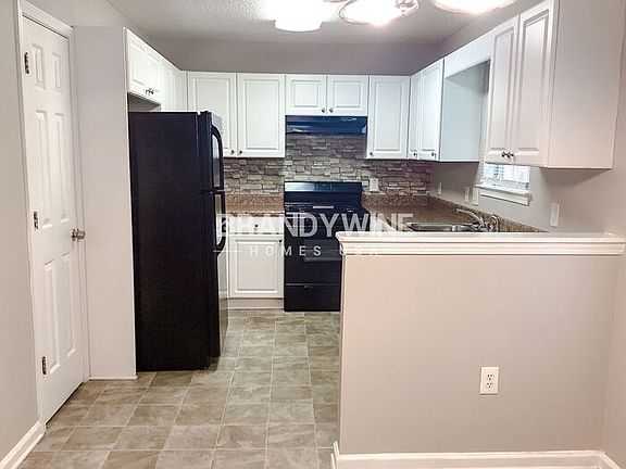 5th image of 609 Fieldcrest Dr