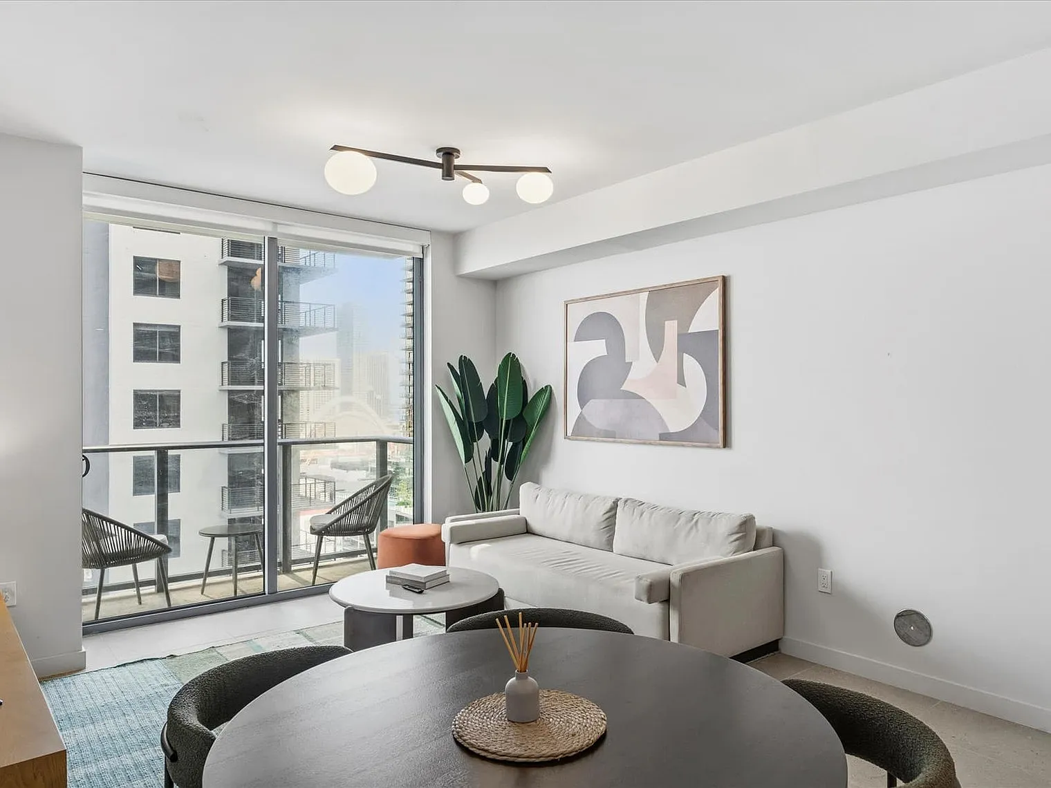1 bed, 1.0 bath, 645 sqft, $3,053 — Photo 2