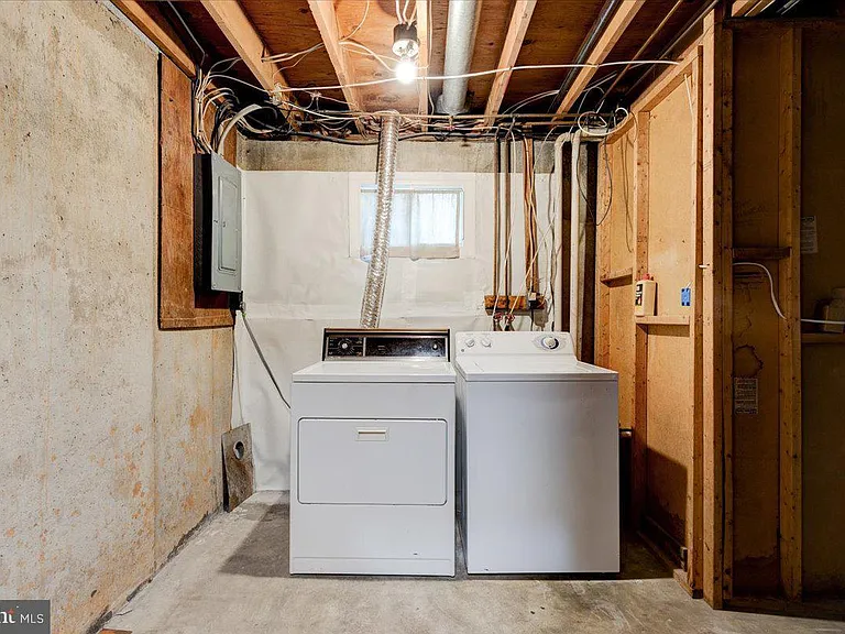 6th Pl NE — Photo 28