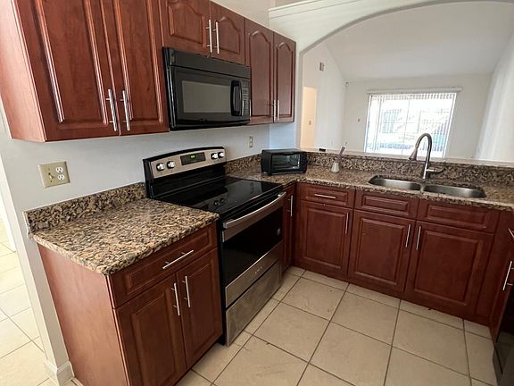 3rd image of 3333 Laurel Dale Dr