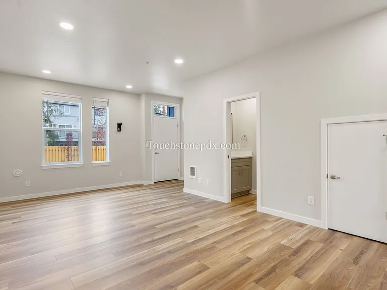 3323 SE 87th Ave — Photo 4