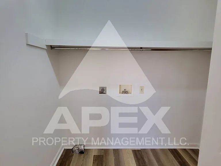 Elmwood Apartments — Photo 10