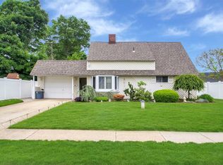 7 Wedgewood Ln, Wantagh, NY 11793
