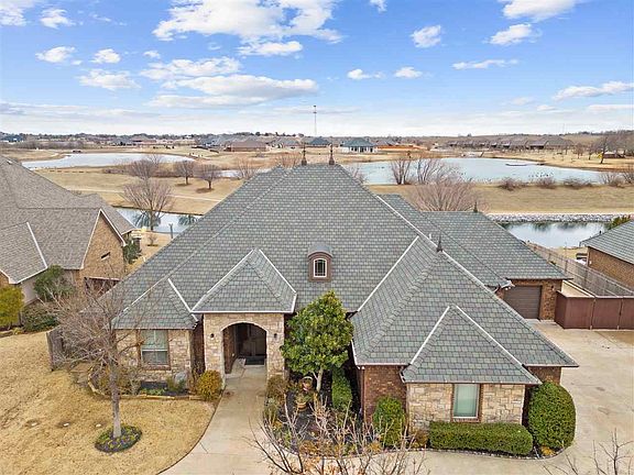 4th image of 3721 NE Eastlake Dr