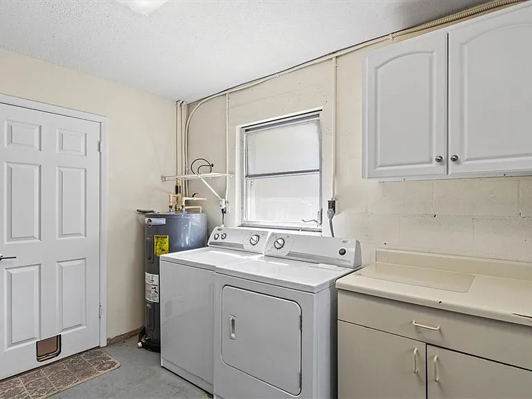 2572 Jefferson Cir — Photo 33