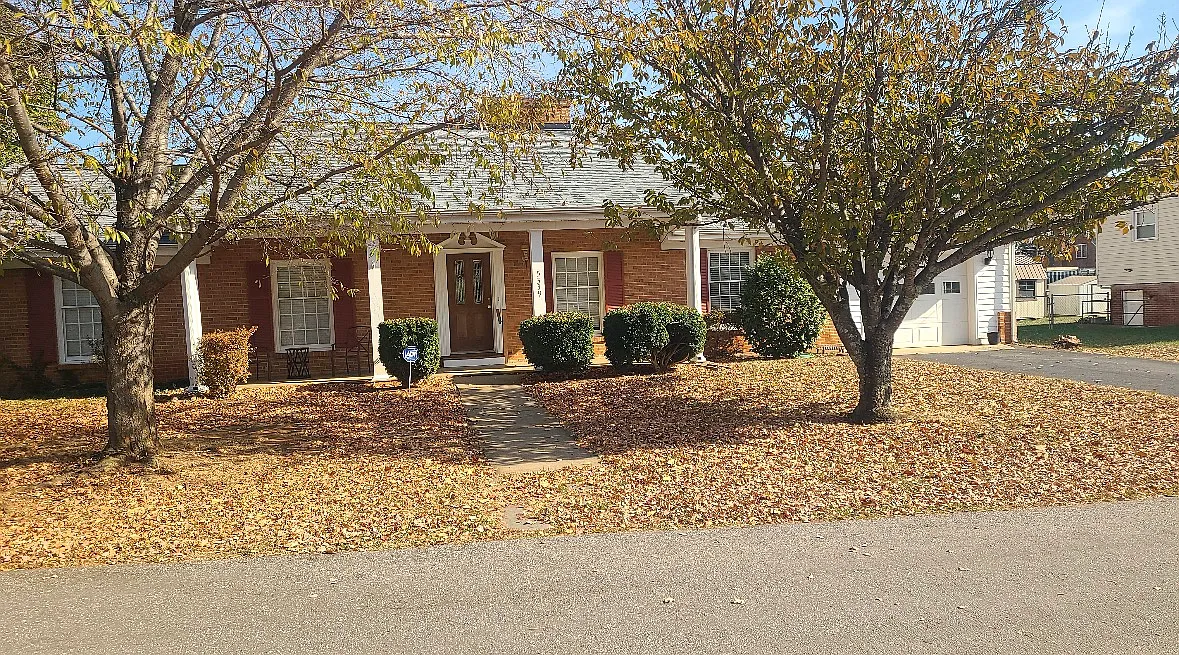 3 bed, 2100 sqft, $1,975 — Photo 1