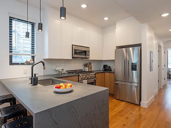 3rd image of 827 Pavonia Ave #3