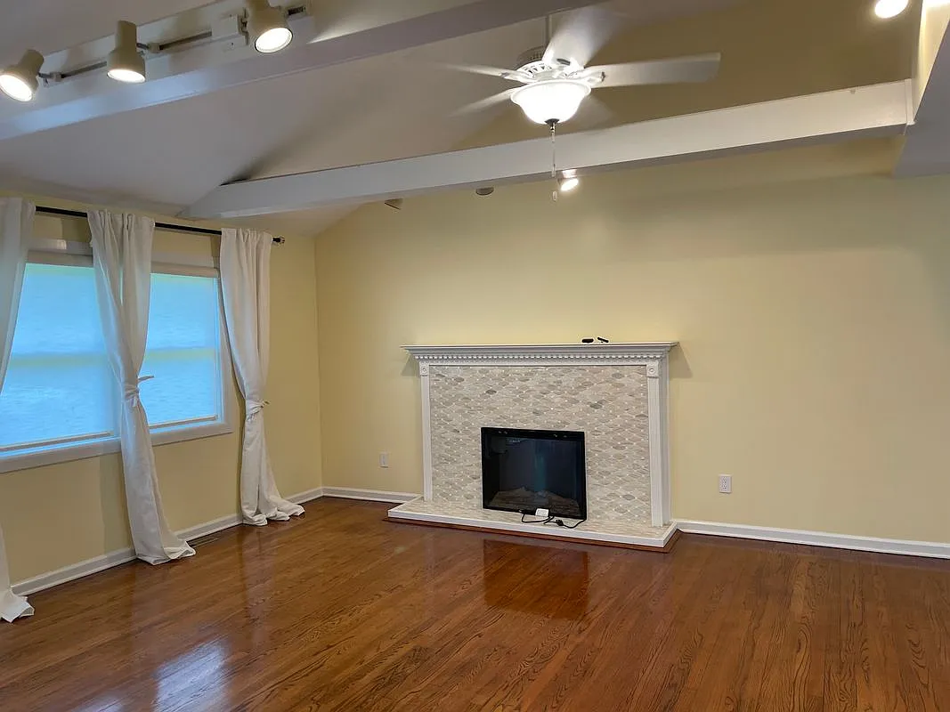 3 bed, 2.0 bath, 1196 sqft, $3,500 — Photo 3