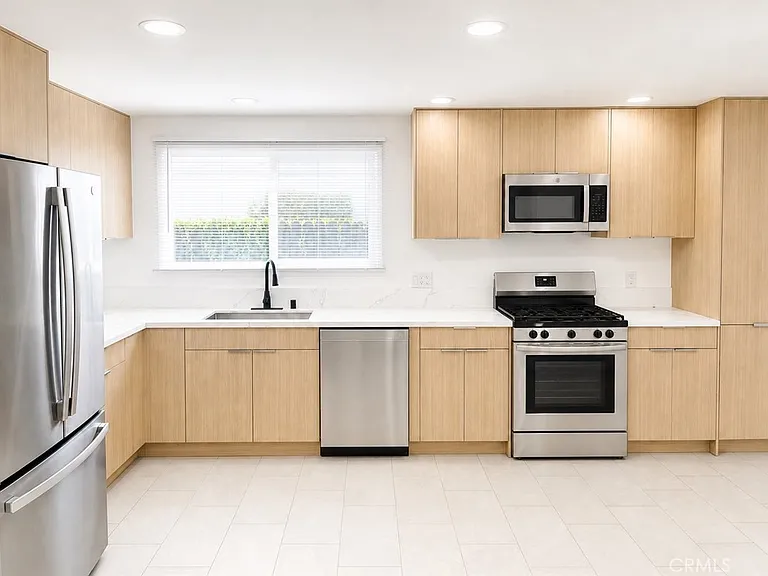 23926 Hamlin St — Photo 3