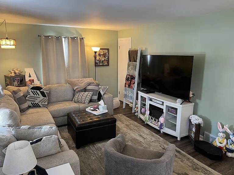 A previous, comfortable set up of the living room. Currently empty, please see photo.
