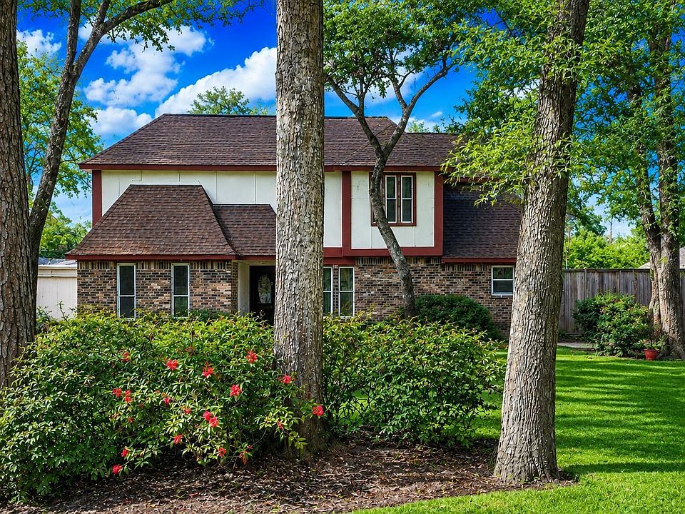 1st image of 17423 Fairway Oaks Dr