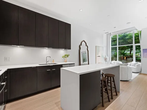 141 E 1st Ave, Vancouver, BC V6A 0E8