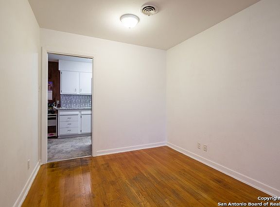 5th image of 302 Patricia Dr