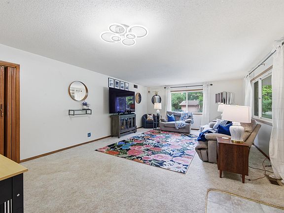 3rd image of 33 Regal Cres