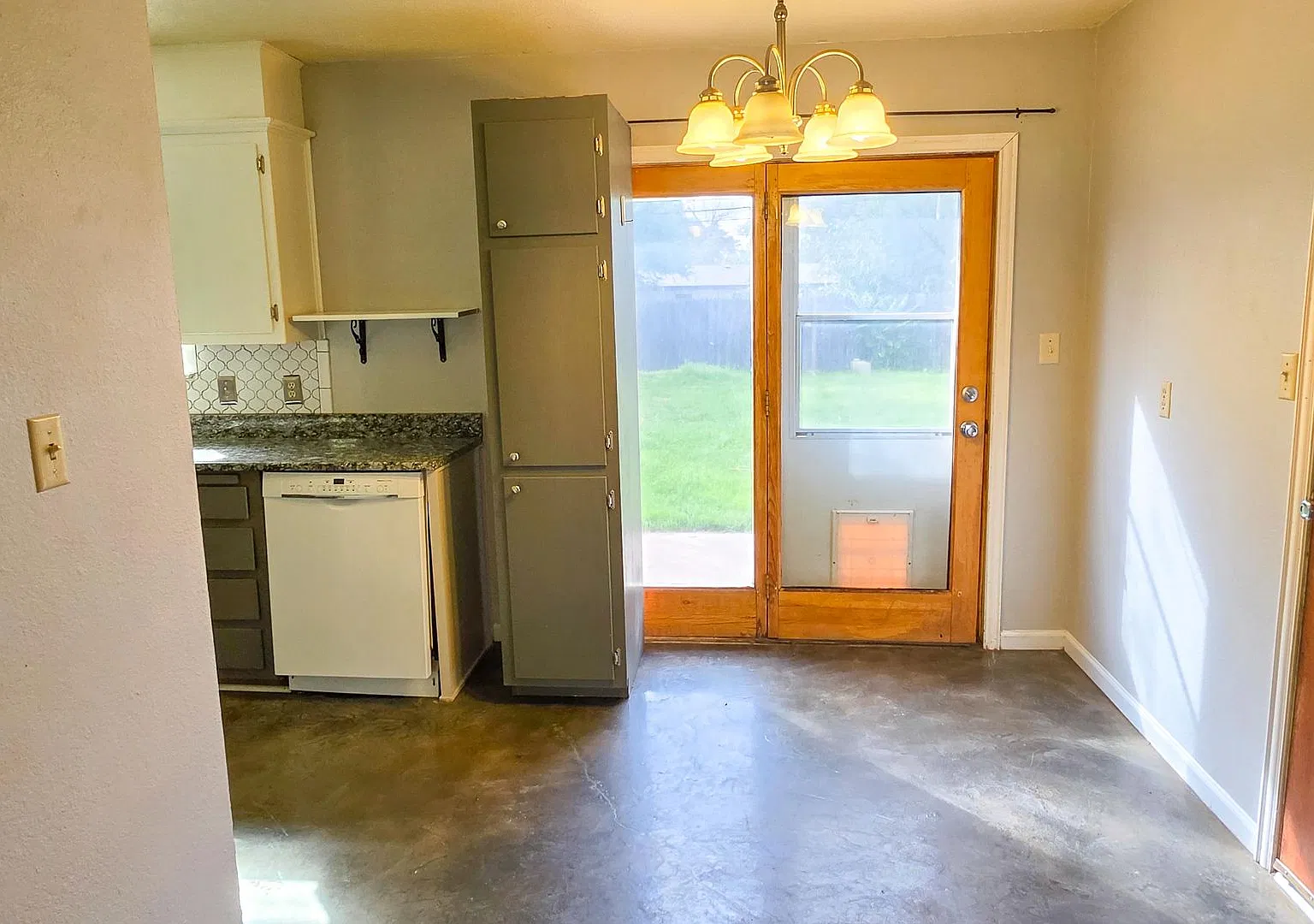 3 Bed 1 Bath home with garage for rent! — Photo 4
