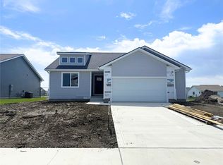 2209 White Oak Ln, Granger, IA 50109