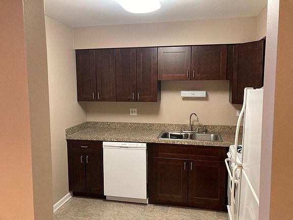Kitchen - lots of cabinet space - appliances include dishwasher.