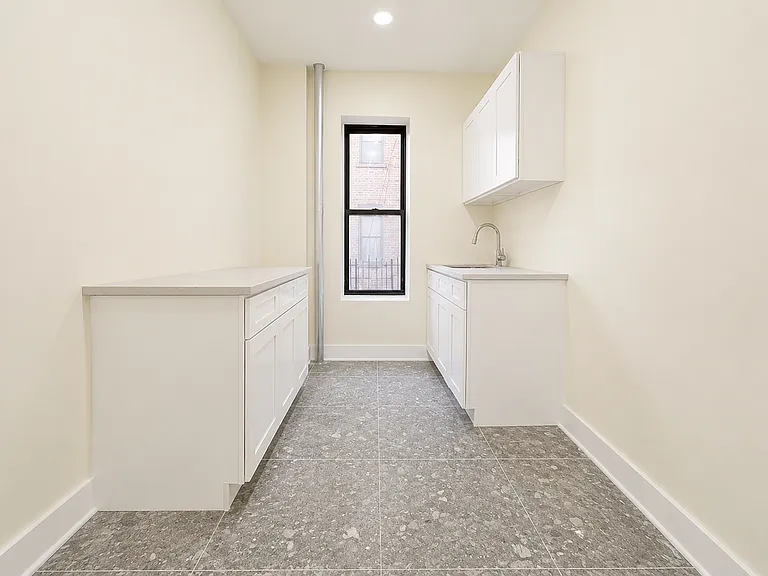 401 E 21st St #D5 — Photo 2