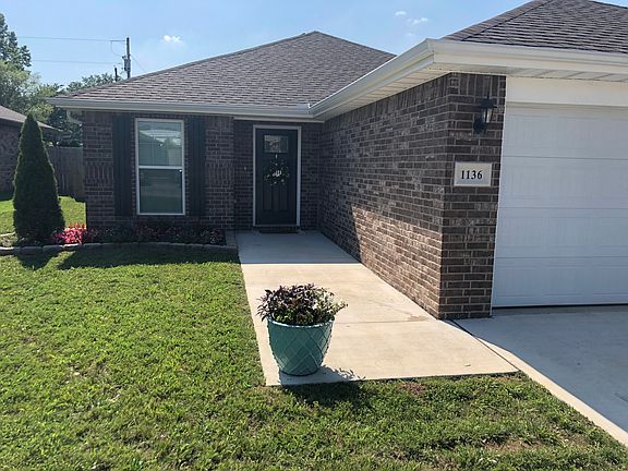 5th image of 1136 N Oak Way