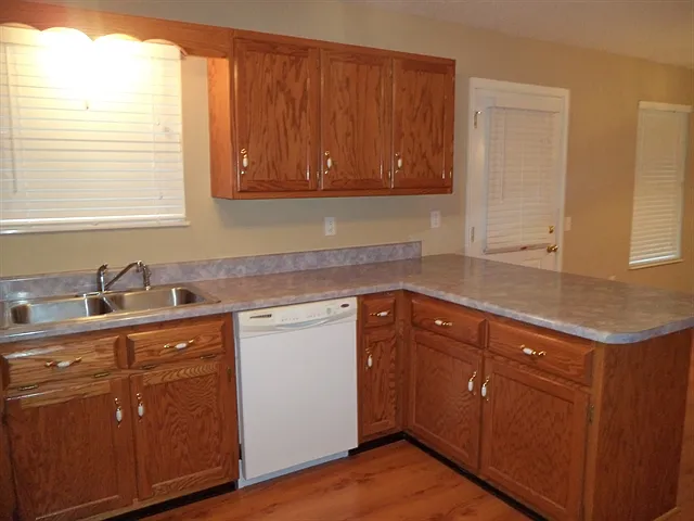 3 bed, 2.0 bath, 1760 sqft, $2,205 — Photo 3