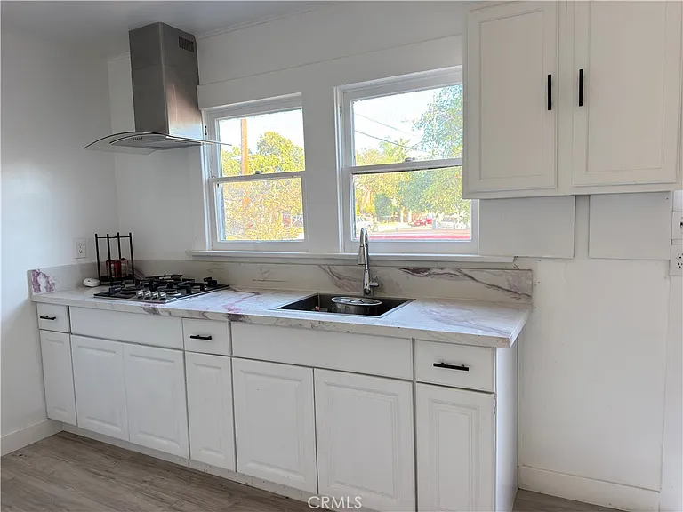 643 S Nutwood St — Photo 2
