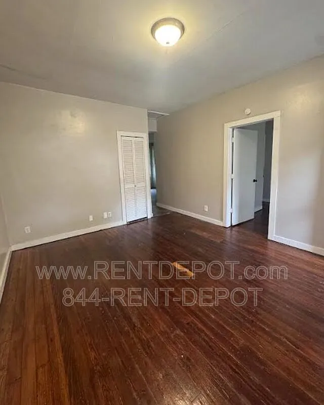 2 bed, 1.0 bath, 995 sqft, $995 — Photo 2