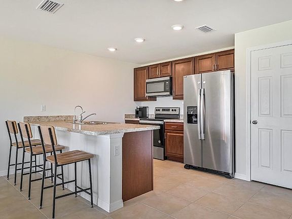 2nd image of 822 NE 44th Ln
