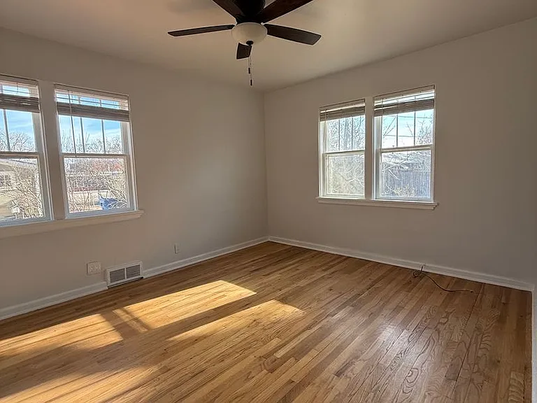 605 E Prospect Rd — Photo 8