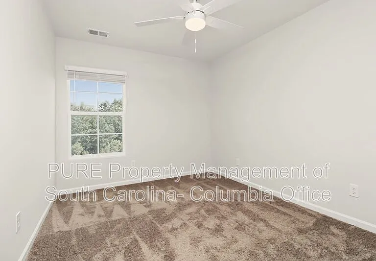 1052 Astoria Dr — Photo 11