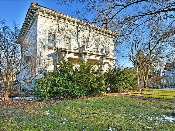 2nd image of 720 Mahoning Ave NW