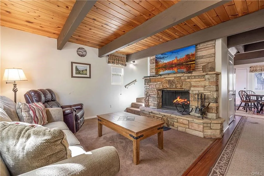 2 bed, 840 sqft, $1,800 — Photo 2