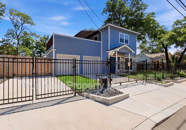 216 E Fest St — Photo 2