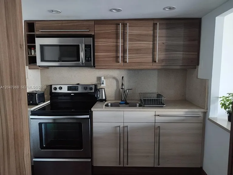 5401 Collins Ave #1110 — Photo 10