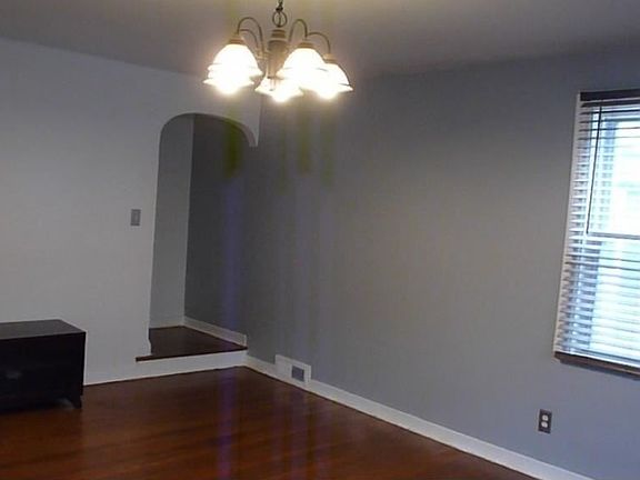 4th image of 527 Woodford Ave