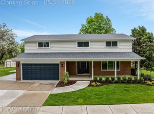 1607 Yorktown St, Grosse Pointe Woods, MI 48236