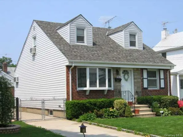 251 McKinley Parkway, Mineola, NY 11501