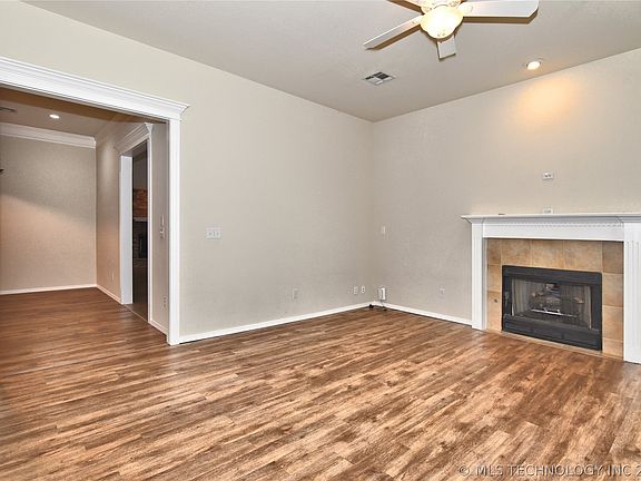 4th image of 1105 N Hemlock Ave