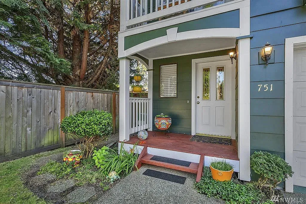 751 NW Juniper St — Photo 2
