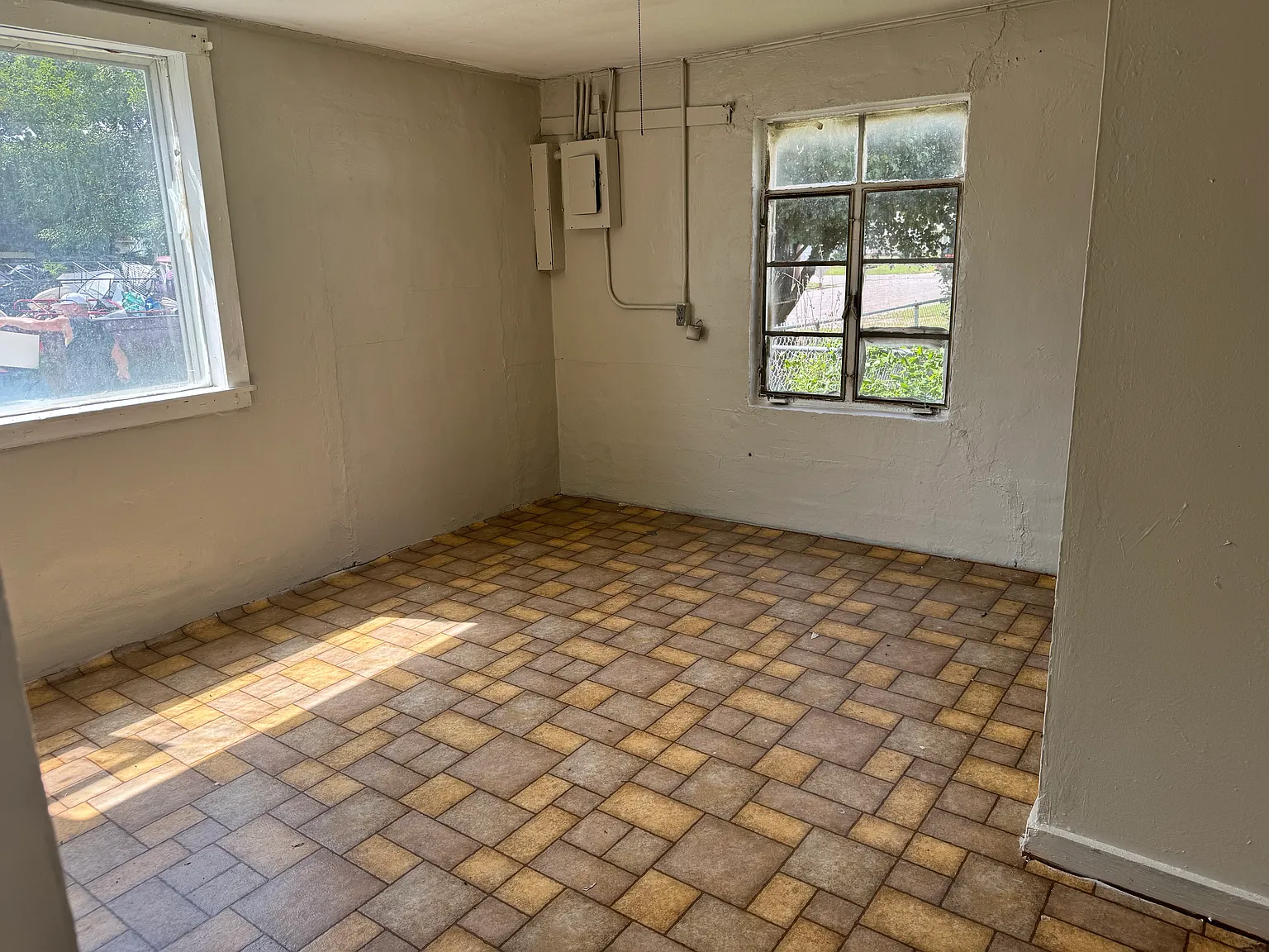 712 Sophia St — Photo 4