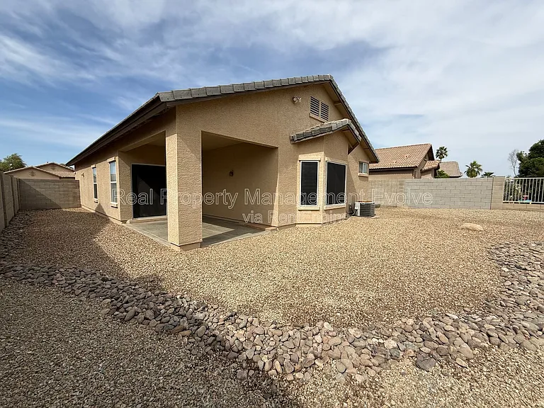 11913 W Jackson St — Photo 31