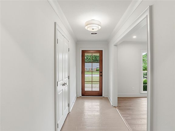 4th image of 300 Kimberly Dr