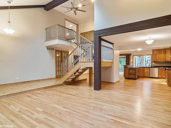 3rd image of 1169 N Thackeray Dr