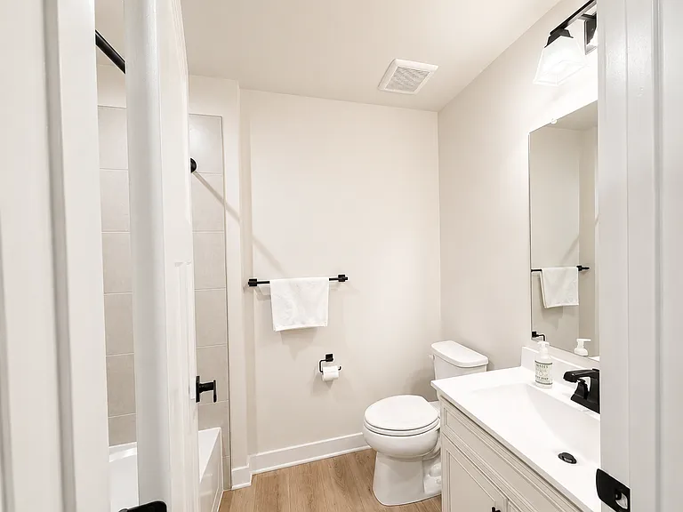 Upstairs Full Bathroom