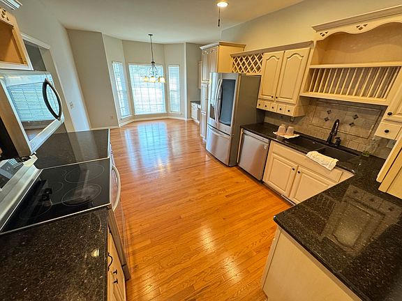 4th image of 307 Oak Meadow Ln