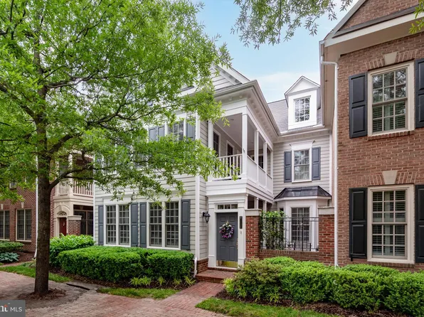 1106 Roundhouse Ln, Alexandria, VA 22314