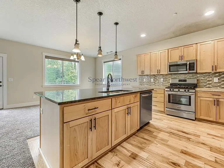 552 NE 77th Ave — Photo 14