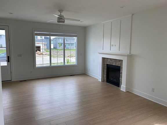 2nd image of 710 SE Mesa Dr