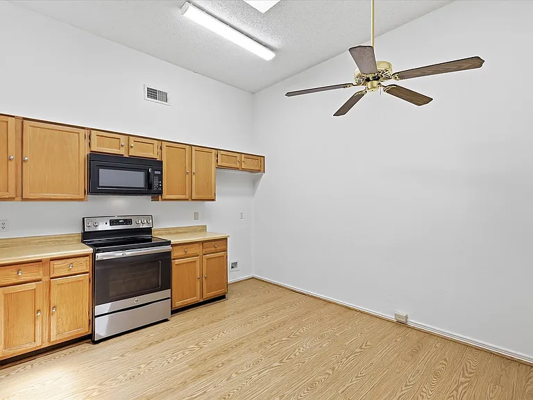 559 Lee Dr — Photo 5