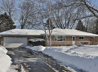 6170 N Bridgewood Ln, Glendale, WI 53209