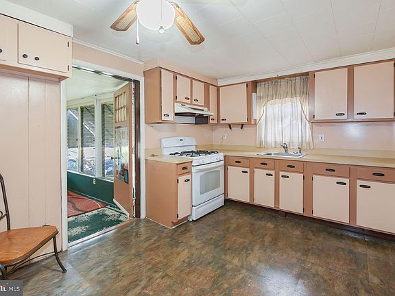 3rd image of 513 Dwight Ave
